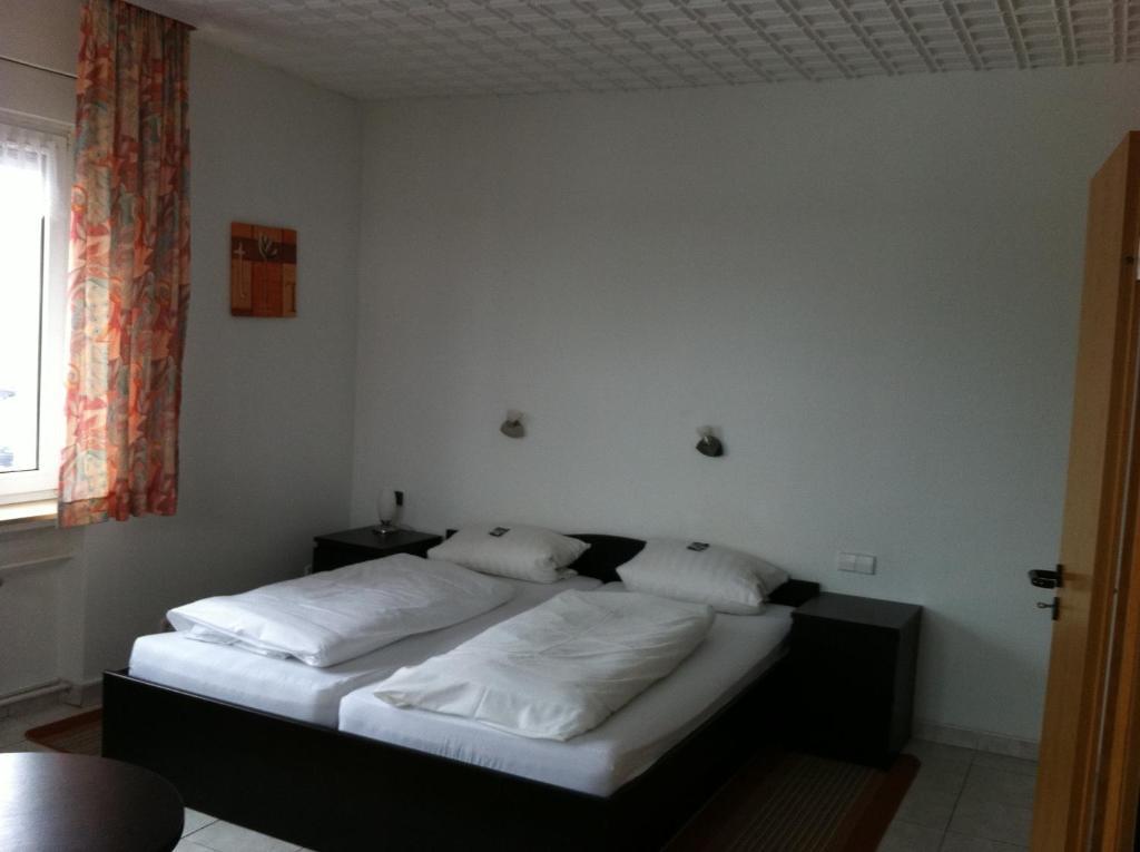 Hotel Goldener Engel Waldbronn Rum bild